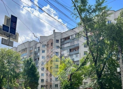 Перекресток Кирова и Нагорной перекрыли из-за упавшего дерева