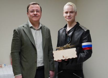 Самолёт от губернатора: Дмитрий Азаров подарил Шаману ценный сувенир