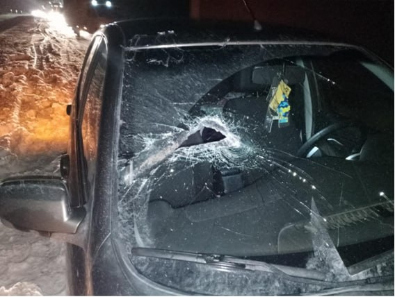 На трассе в Самарской области железный предмет из-под колёс грузовика пробил лобовое стекло встречного авто
