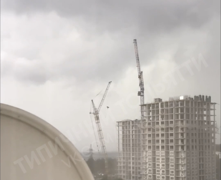 Строительный кран в Тольятти рухнул на землю во время шторма