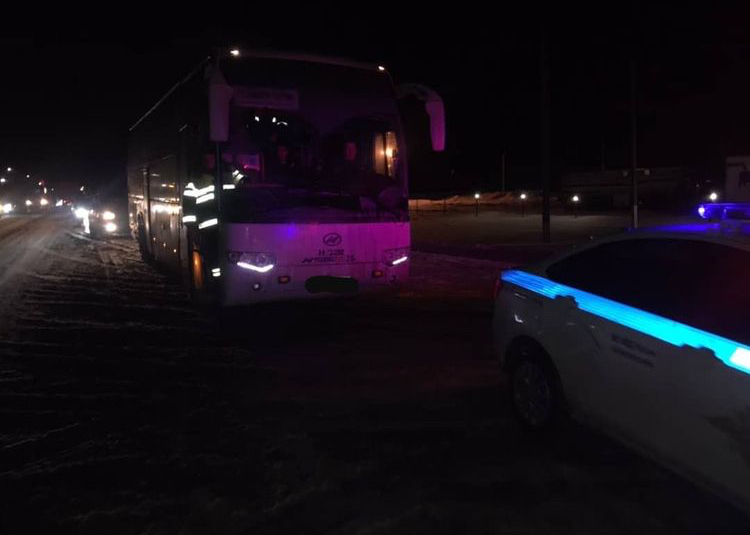 Полицейские Самарской области вытащили из сугроба автобус с десятками людей