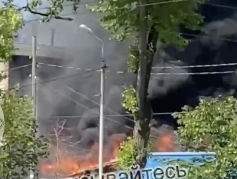 На улице Вольской в Самаре сильный пожар: горят надворные постройки