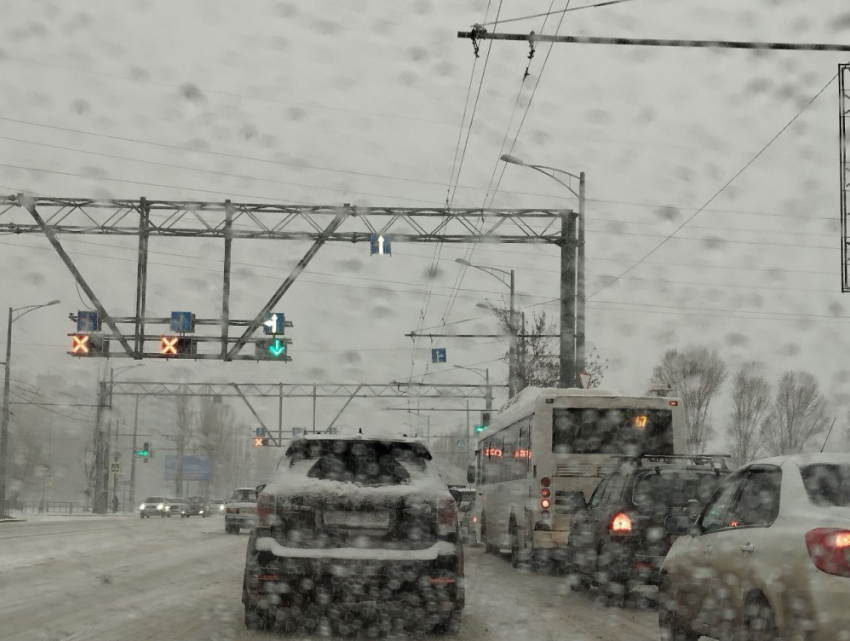 Метеоусловия в Самарской области ухудшаются: закрыты проезды, водителям в пробках не хватает бензина