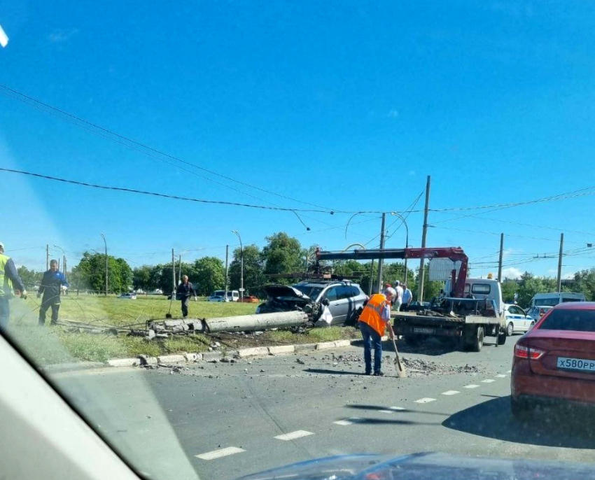 Возле дирекции АвтоВАЗа иномарка снесла бетонную опору