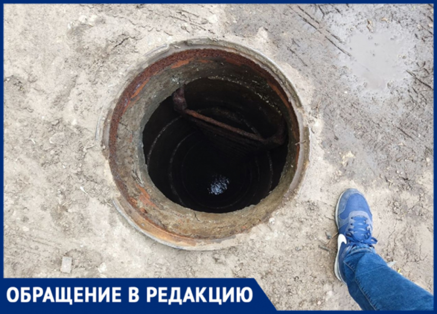 «Если кто-то упадёт, то уже не вылезет»: жители жалуются на открытый люк на Чкаловском спуске