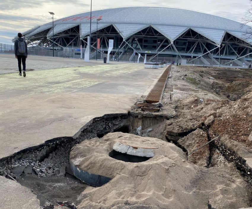 Благоустройство у стадиона «Самара Арена», на который потрачено 24 млрд рублей, постепенно разрушается 
