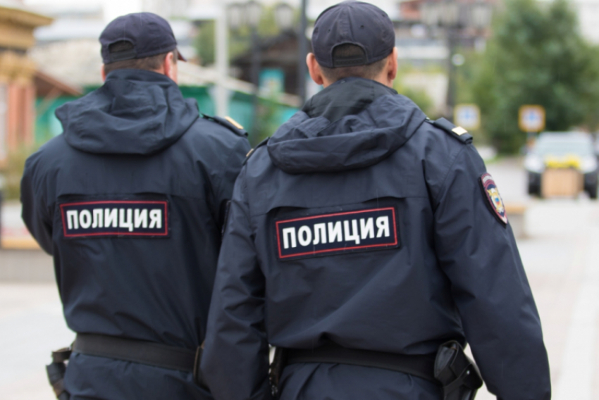 Полицейские Самары взяли с наркодилера сотни тысяч рублей