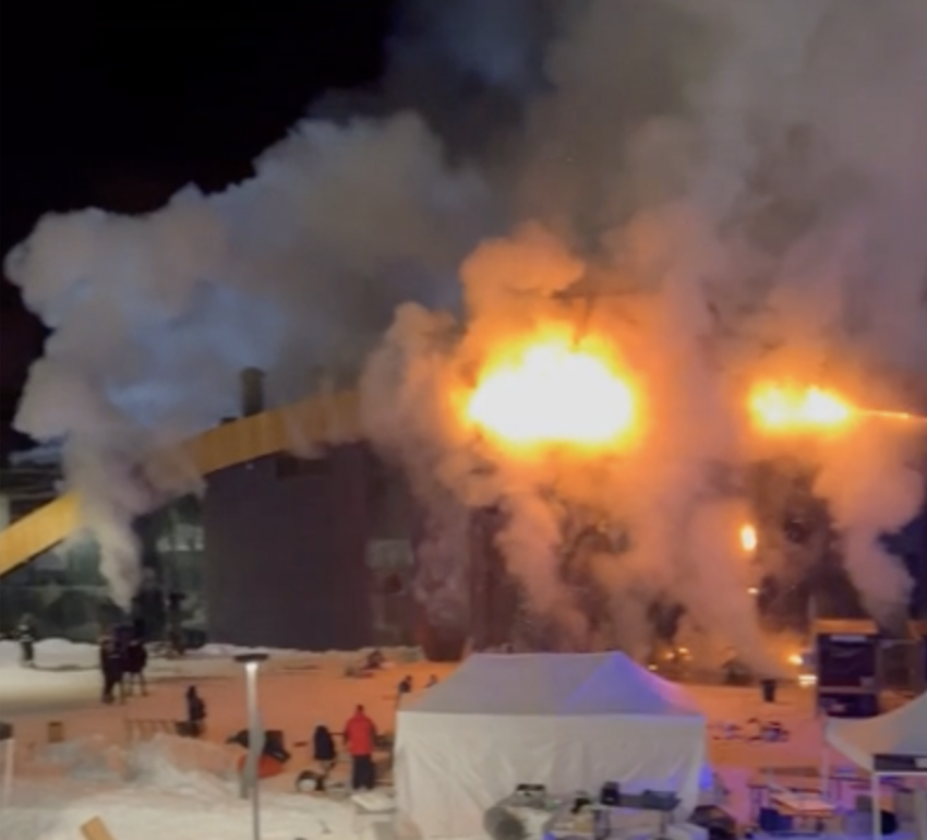 На набережной Тольятти горит кафе «Небо» – здание полностью охвачено огнём