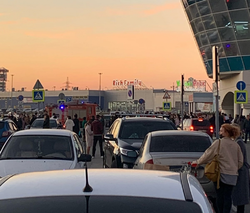 В Тольятти на пожаре в крупнейшем торговом центре эвакуировали 190 человек
