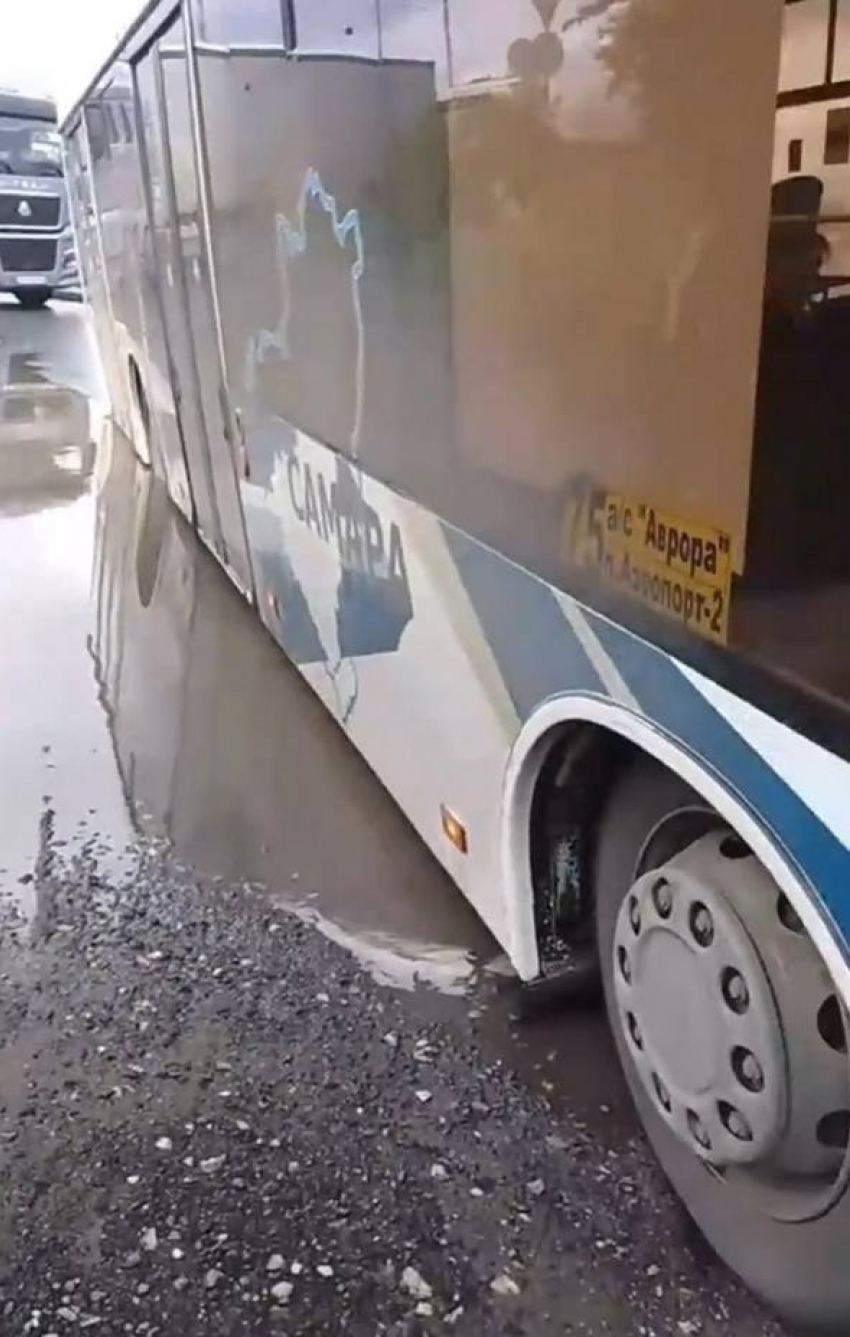 В Самаре изменилось движение маршрутов № 27, 75 и 87 из-за рухнувшего в яму автобуса