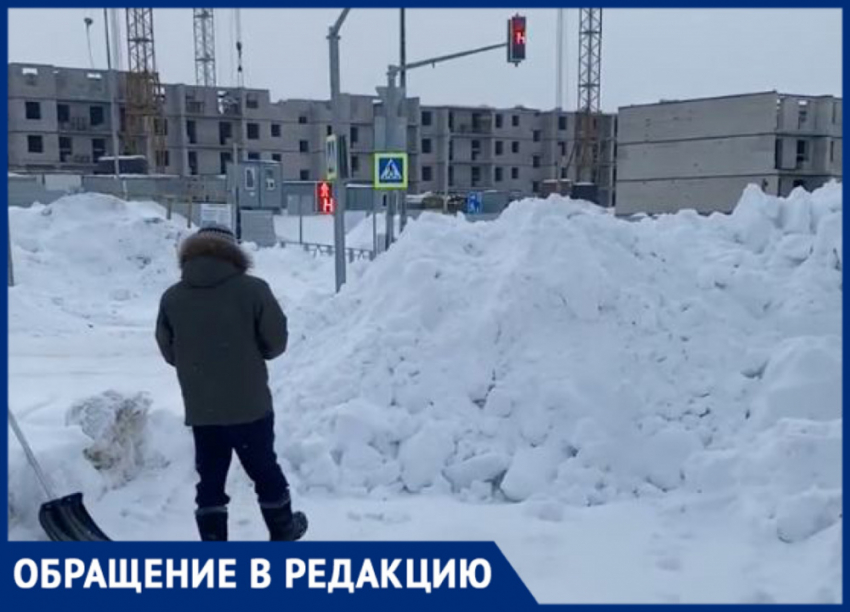 В районе Кошелев парк выезд на дорогу заблокировала огромная гора снега