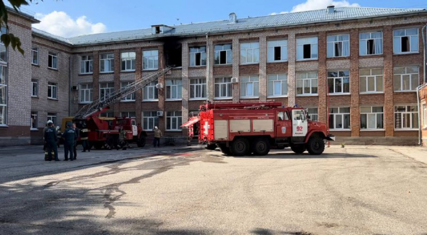 Из-за пожара в школе в Отрадном эвакуировали 760 человек