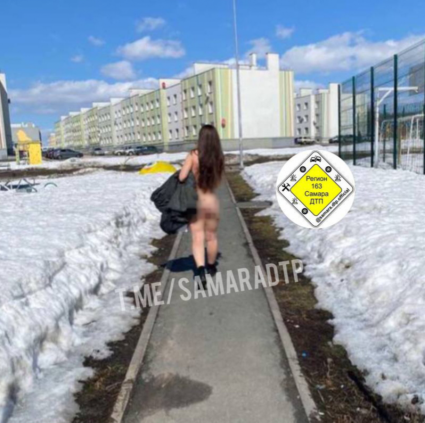 Худенькая русская красотка гуляет голая по городу