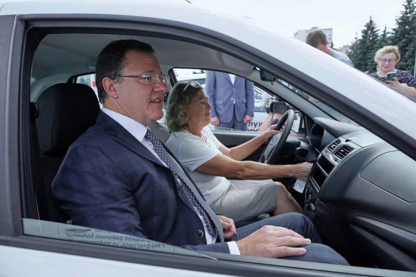 Сельский фельдшер прокатила губернатора Самарской области на самом дешёвом авто в России