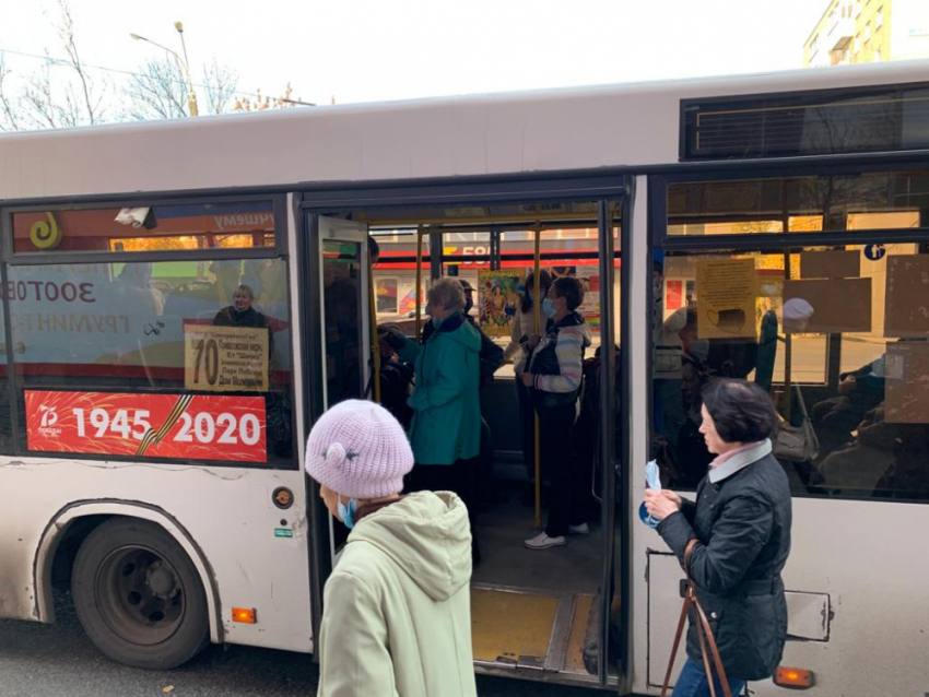 Пассажиры жалуются на дыры в полу самарского автобуса