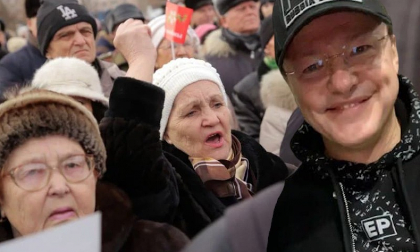 Пока карты заблокированы, старики в Самаре покорно платят в транспорте наличными