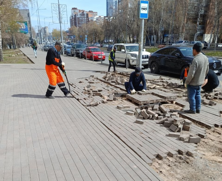 «В связи с усталостными разрушениями»: в Минтрансе объяснили, зачем на Ново-Садовой перекладывали новую плитку