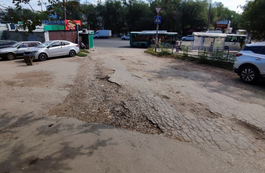 «Когда закончится этот позор?»: жители Советского района просят отремонтировать подъезд к парку Победы