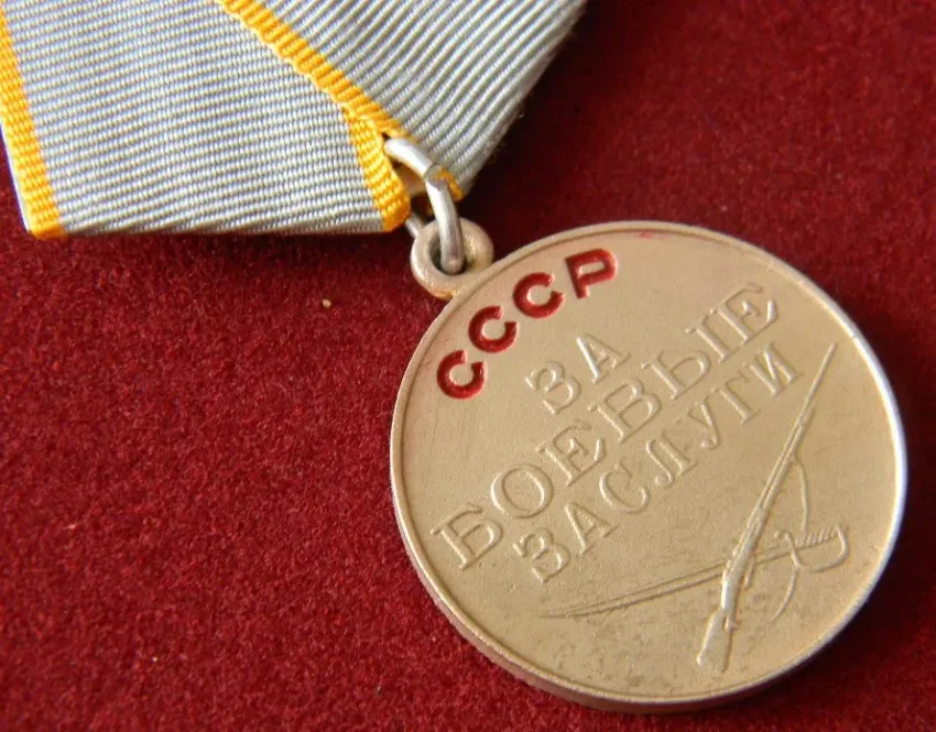 Меньше тысячи за награду: в Самаре осудили скупщика орденов и медалей