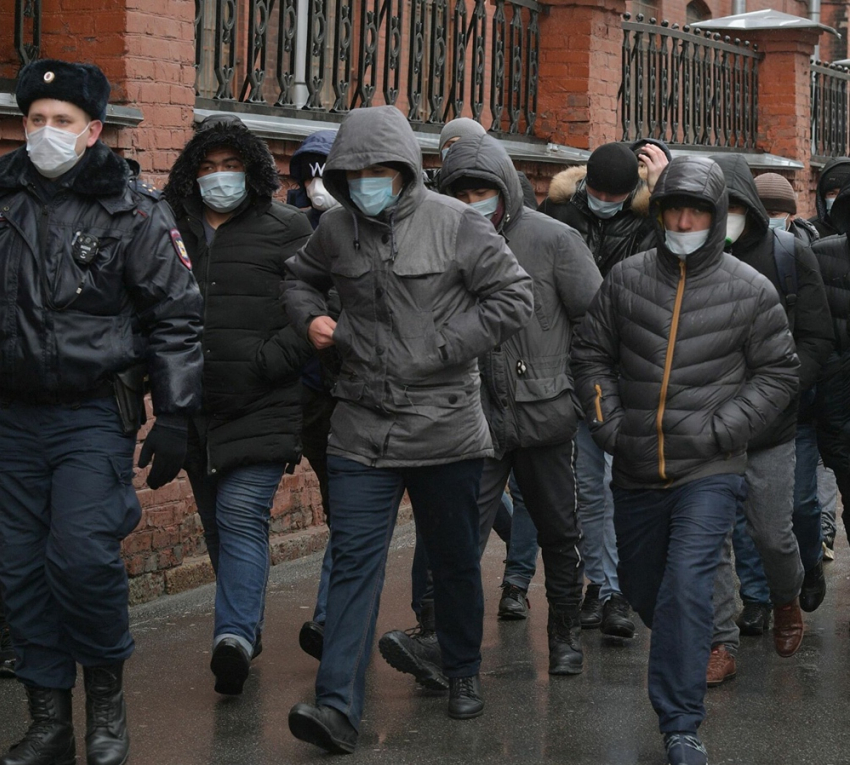 Не стал жадничать: житель Тольятти брал с мигрантов по 200 рублей за прописку