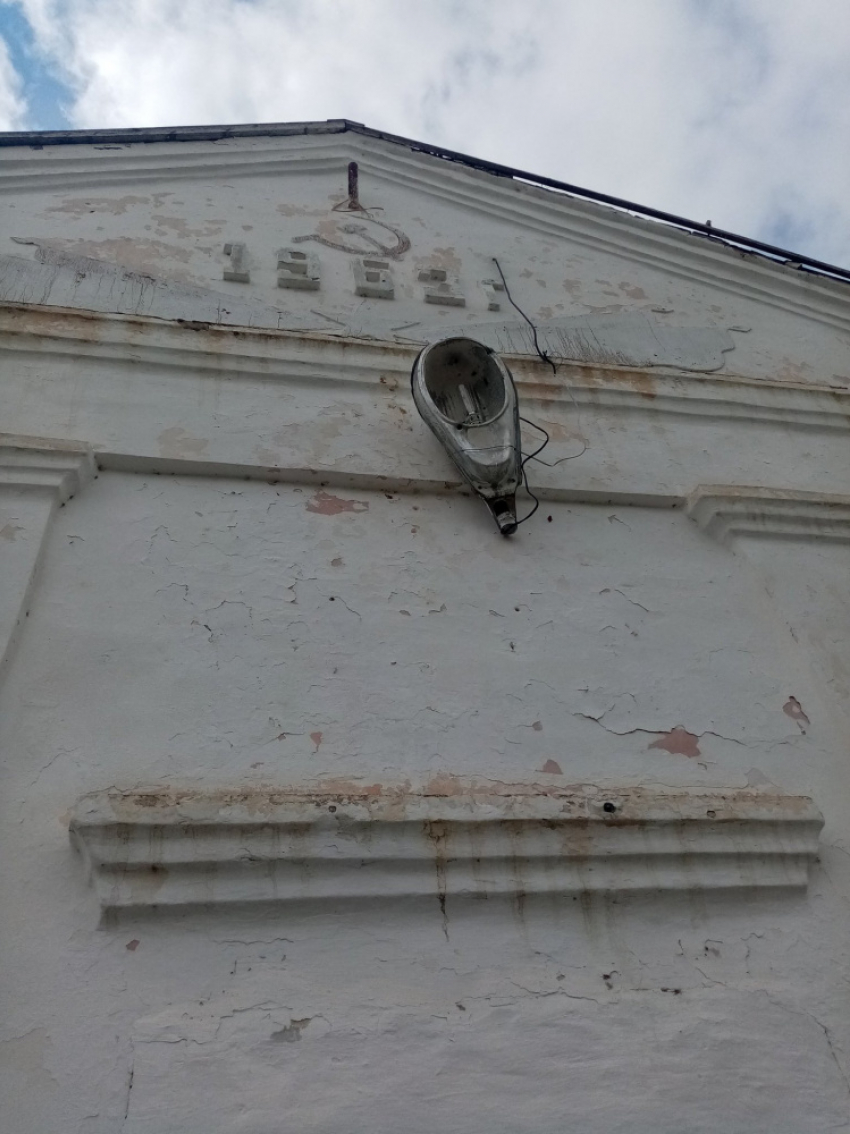 В селе Красная Горка разрушается здание клуба, но власти бездействуют