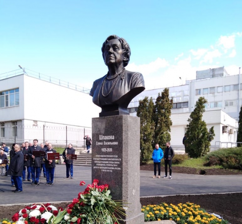 В Самаре открыли памятник «королеве шоколада» Елене Шпаковой