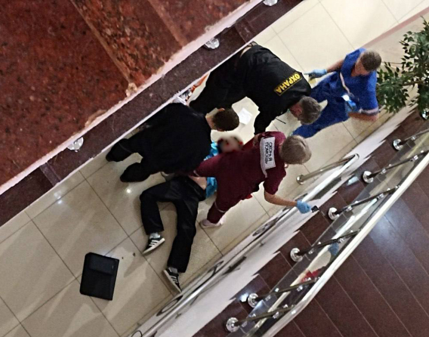 Ученик упал в школе. Эскалатор в ТЦ. Мальчик упал с эскалатора в ТЦ. Перила в торговых центрах.