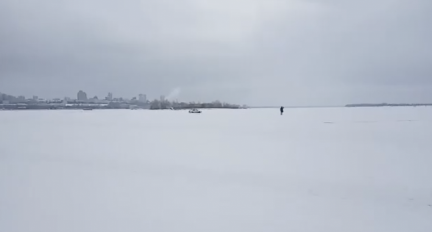 «5 минут страха – и ты дома?»: экстремалы ездят из Самары до Рождествено на машине по Волге, а спасатели публикуют замеры толщины льда