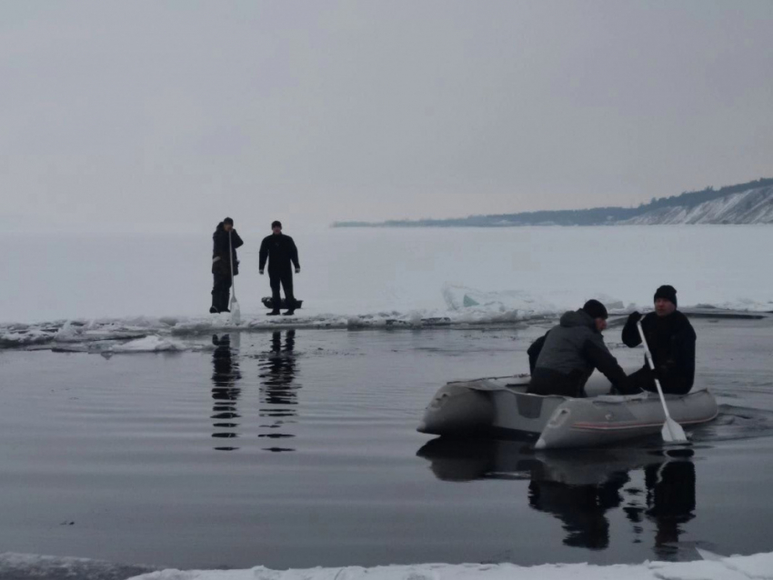 Двоих рыбаков эвакуировали на берег после разлома льда на Волге в Самарской области