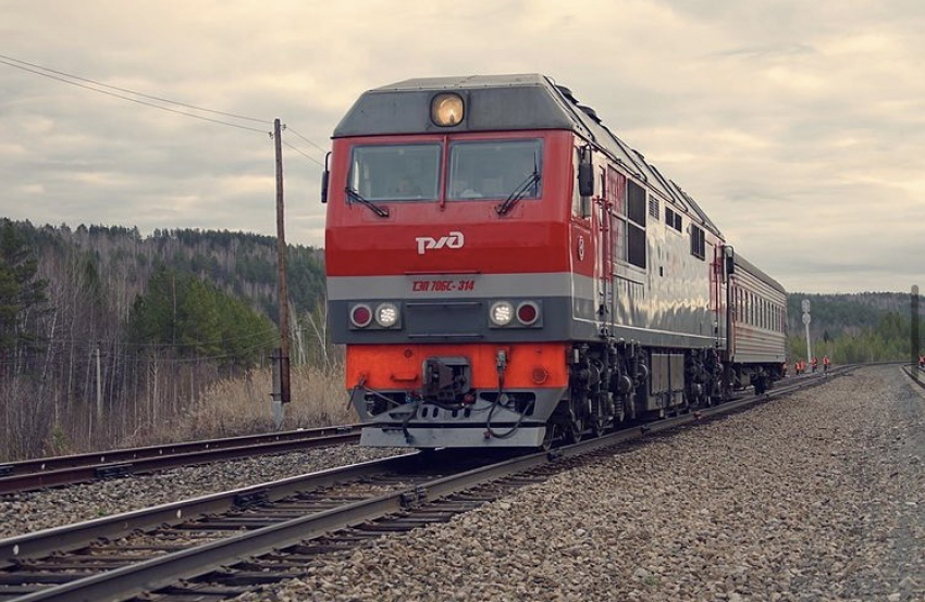 На железнодорожном переезде в Тольятти легковушка столкнулась с поездом