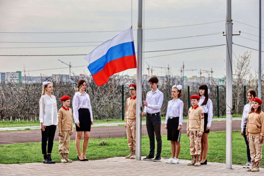 Равняйся на знамя: школы Самарской области обеспечат флагами и гербами 