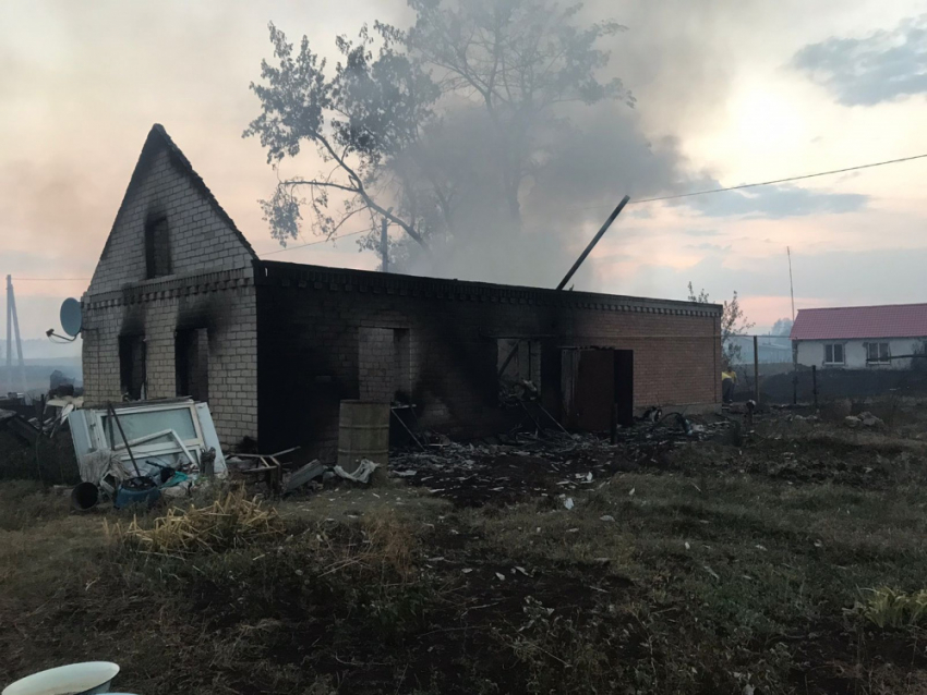 «Пожарные машины и поезд стояли без воды»: очевидцы рассказали, как тушили пожар в селе Немчанка