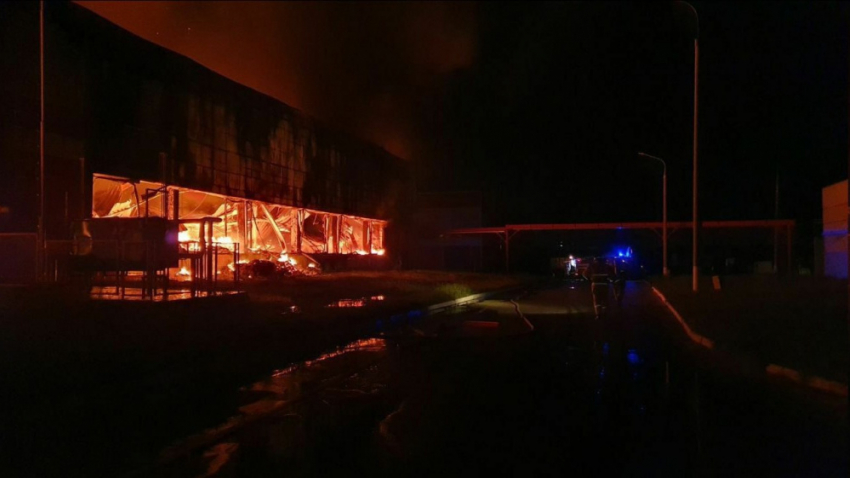 Два пожарных поезда и 314 человек тушат пожар на предприятии Ferroni в Тольятти