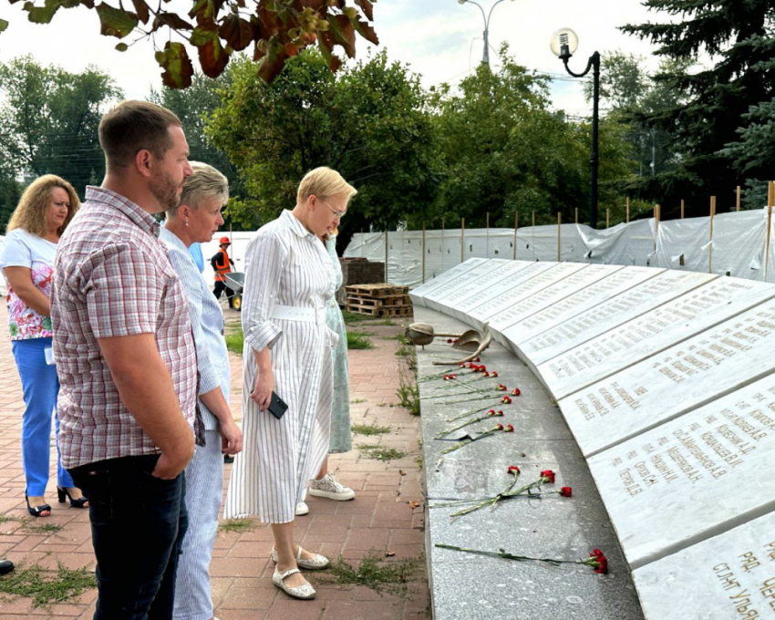 Елена Лапушкина проверила ход капитального ремонта памятника воинам-самарцам, погибшим в локальных войнах