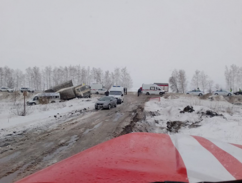 В Сызранском районе грузовик при обгоне врезался в микроавтобус 