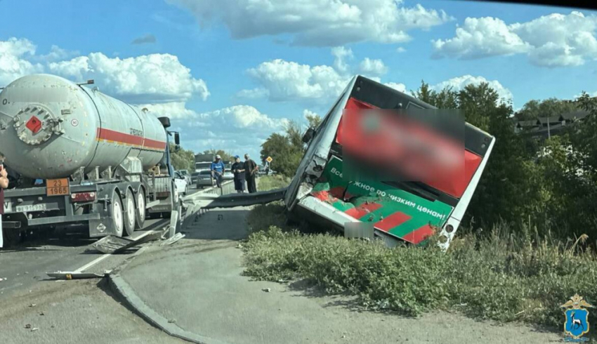 Пассажирский автобус в Самаре улетел в кювет