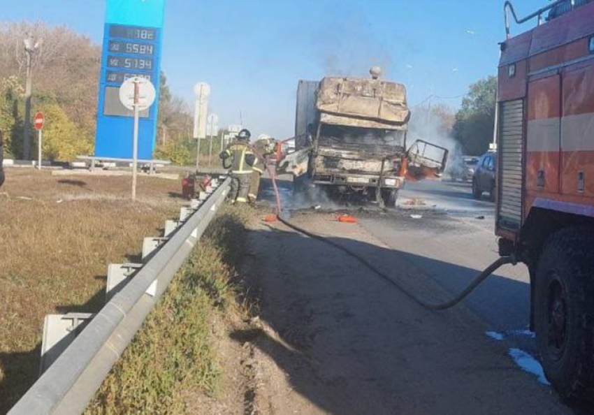 В Самарской области на ходу загорелся грузовик с повидлом