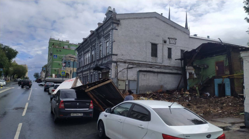 На улице Красноармейской в Самаре забор упал на машины 