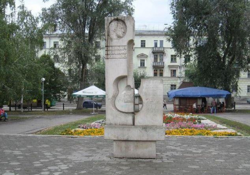 В Самаре обновили сквер Высоцкого и украсили Ленинградскую тысячами цветов