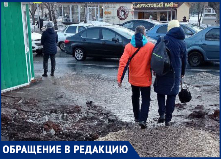 «Ходить невыносимо, коляска застревает»: жители Кировского района с трудом передвигаются по щебёнке на месте провала
