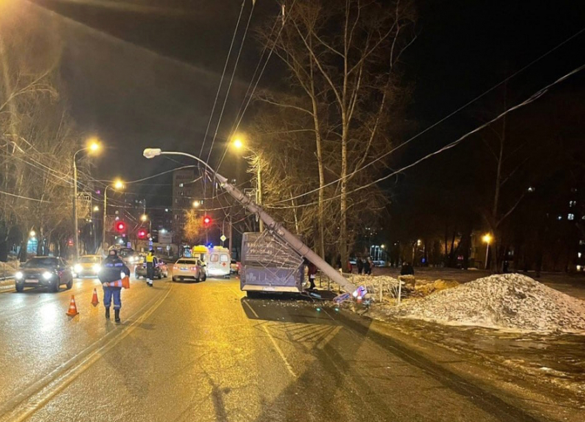 В Самаре неуправляемый автобус с десятками пассажиров снёс бетонный столб