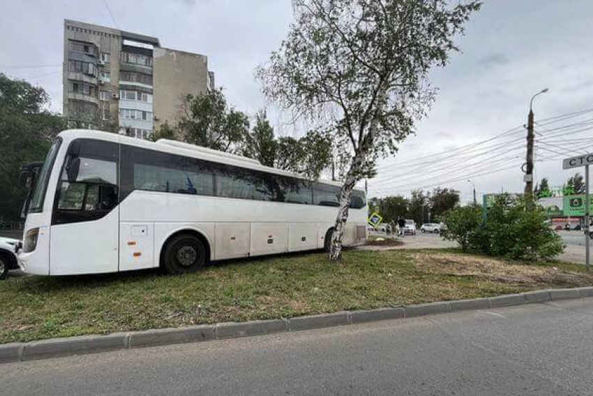 В Самаре водитель автобуса потерял сознание за рулём и врезался в ограждение