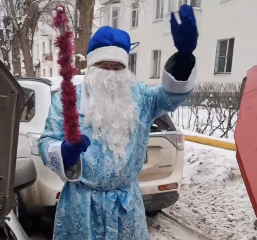 Дед Мороз колдует на дороге, Снегурочки радуют пассажиров: самарцы создают праздничное настроение