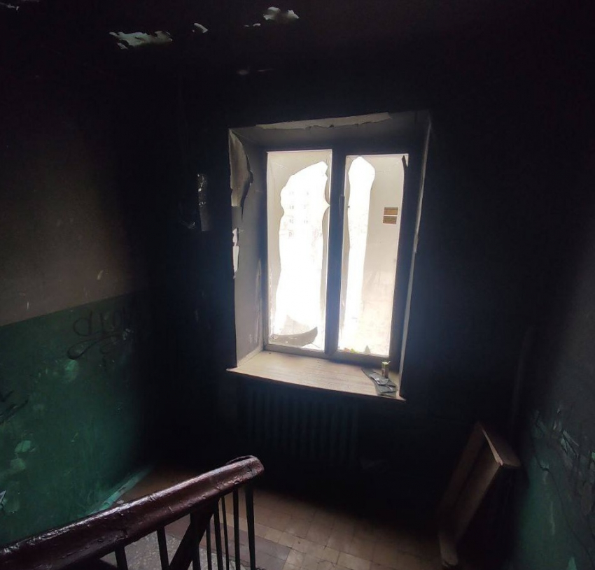Жильцы дома на улице Победы не могут добиться ремонта в подъезде после пожара