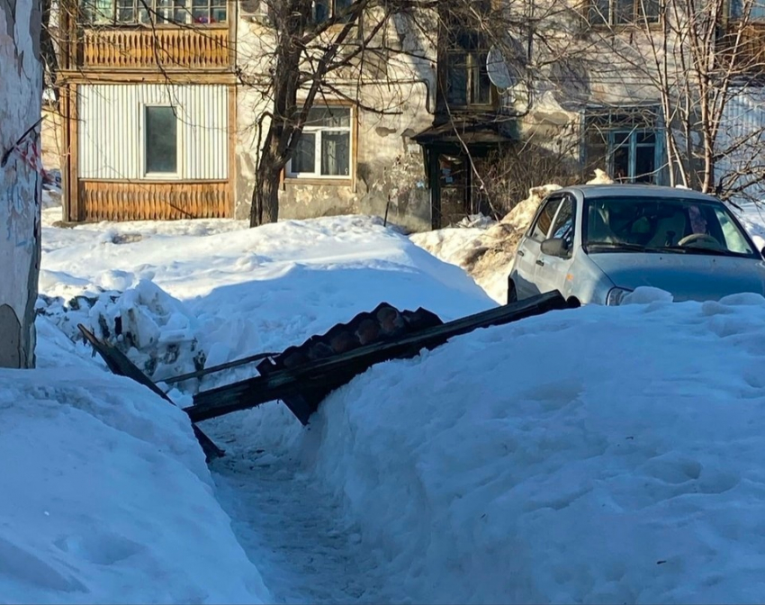 «Тихо шифером шурша»: в Самаре крыши сносит вместе со снегом