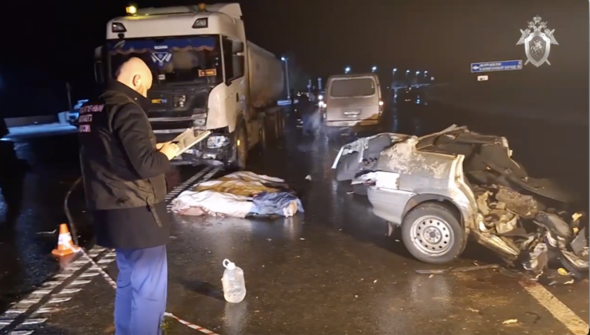 При столкновении «Лады» с грузовиком на месте ДТП погибли 4 человека