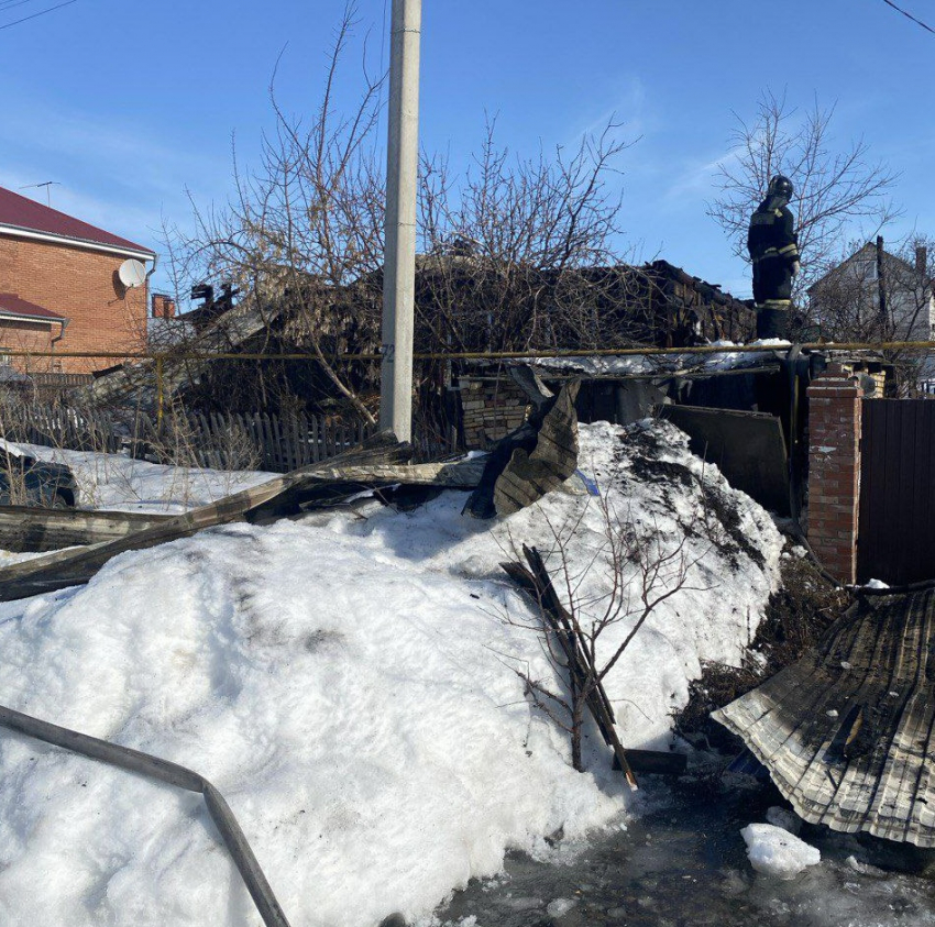 На пожаре в частном доме в Тольятти погибли три человека, в том числе 5-летняя девочка