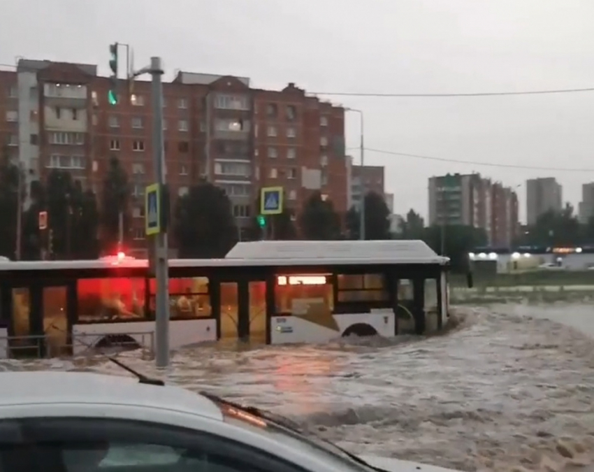 «Она прошла как каравелла по волнам»: из-за сильного ливня в Тольятти затопило новую дорогу  
