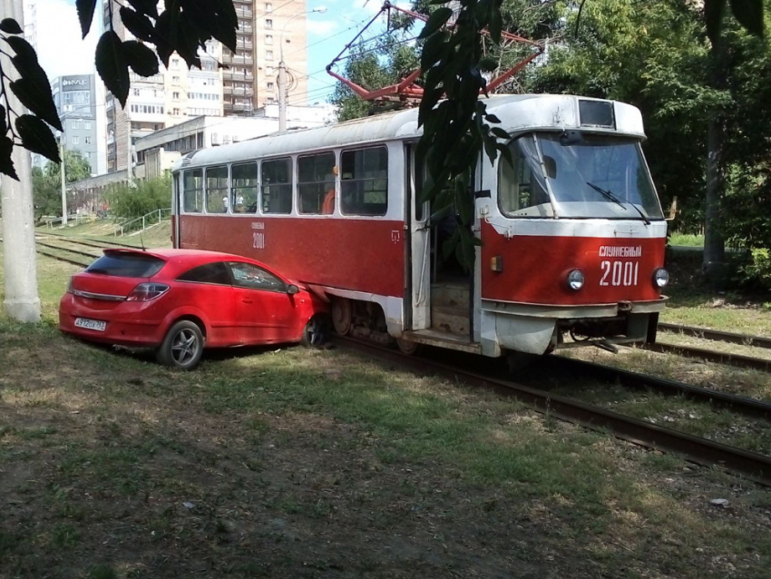 Красное на красном: в Самаре иномарка задела 12 машин и залетела под трамвай