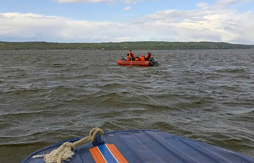 На Волге потерпела бедствие резиновая лодка с двумя детьми на борту